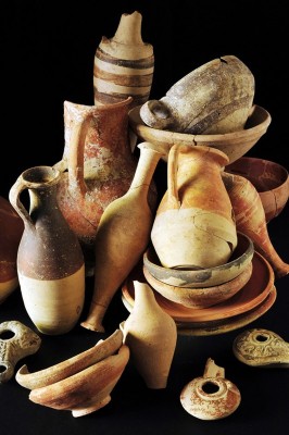 Figure 6. Pottery and terracotta oil lamps from the well. 
